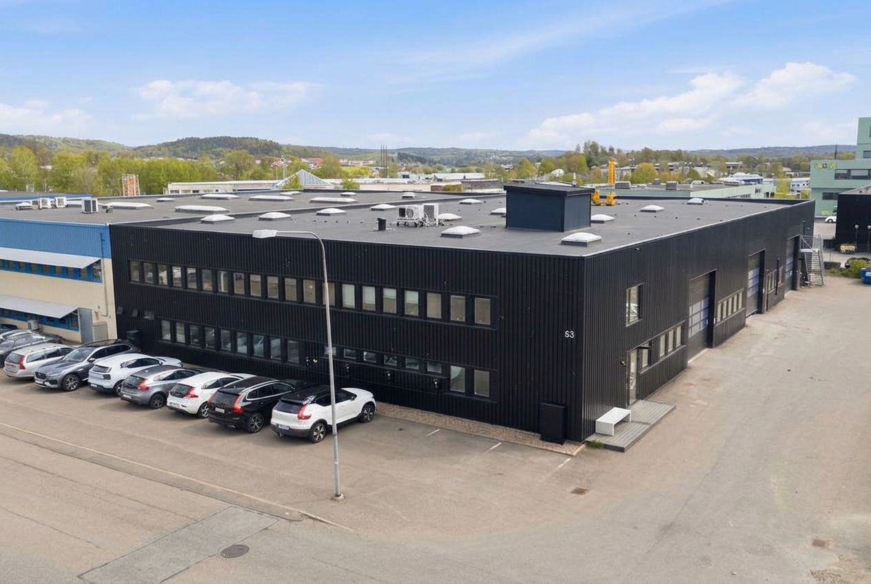 Datavägen 53, fasad med kontorsfönster och tre rullportar